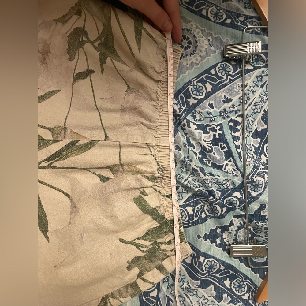 Lisa Says Gah|| Floral Linen Floral Shorts, Size Small - Picture 6 of 8